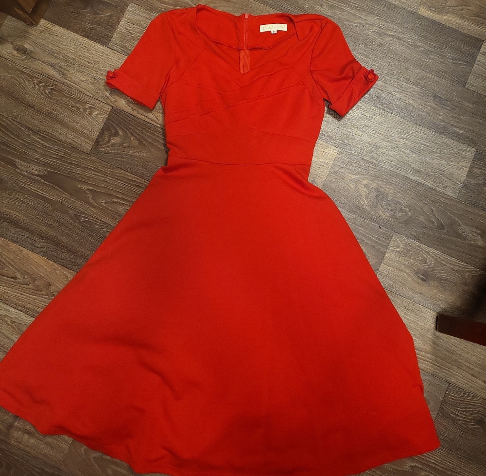 Chic Scarlet Midi Dress
